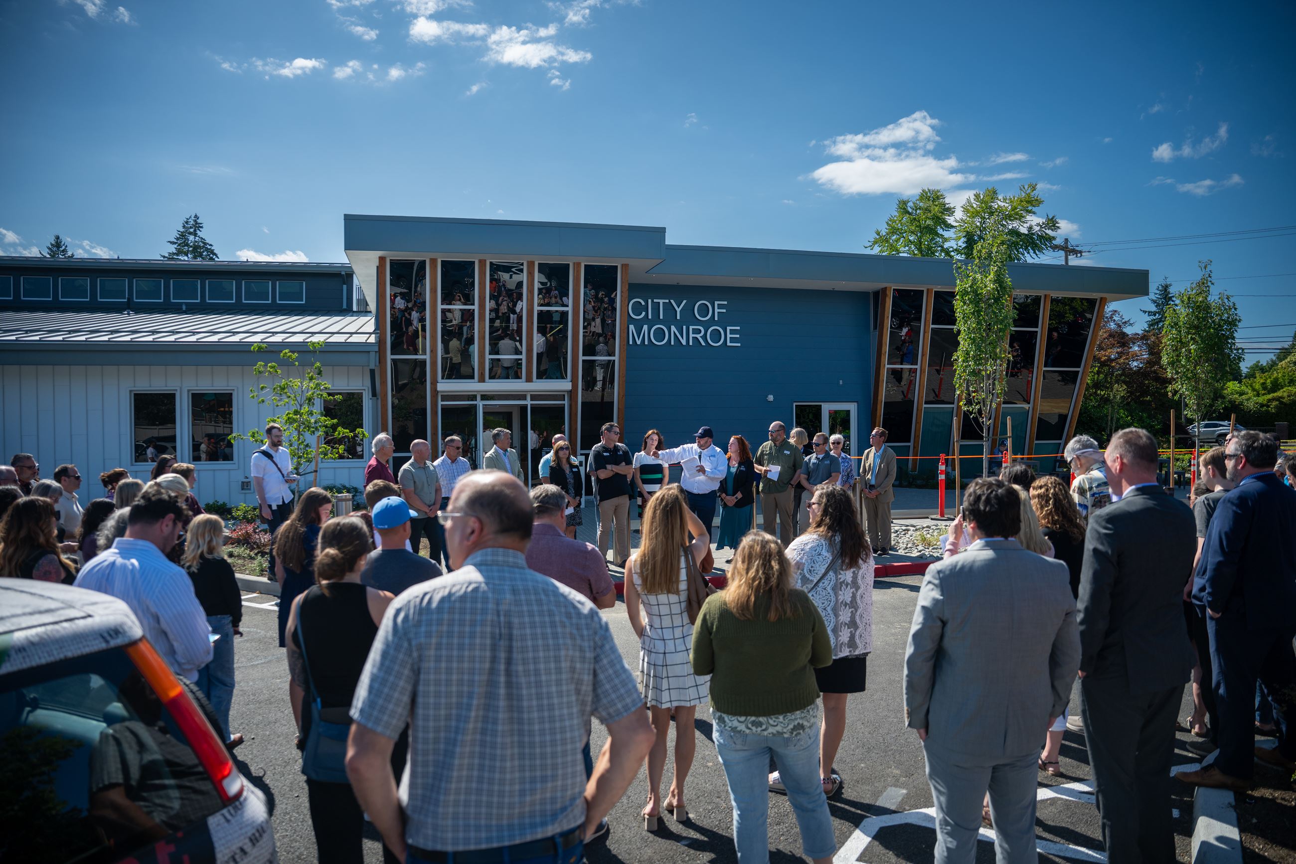 5CityHallRibCut-Crowd